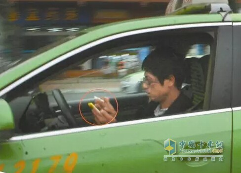 行驶轨迹有问题的车：开车都有问题了，你还跟?