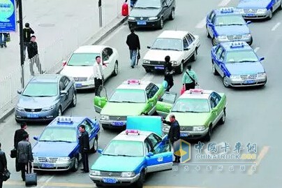 出租车：突然停车、斜插猛拐