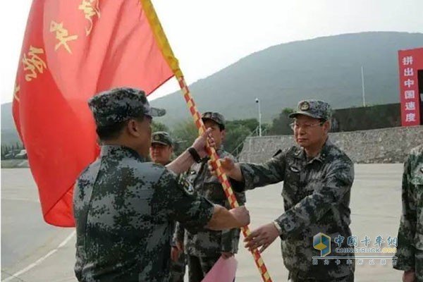 首长亲自授旗，勇士再赴征程！