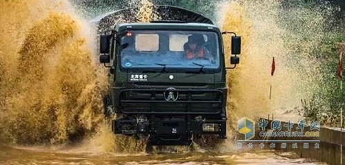 北奔重卡在训练场上