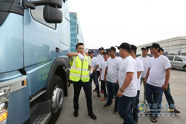 沃尔沃卡车中国区高级培训师崔能为学员讲解绿色驾驶理念和技能