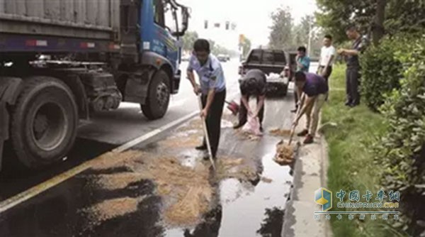 卡车漏油现场