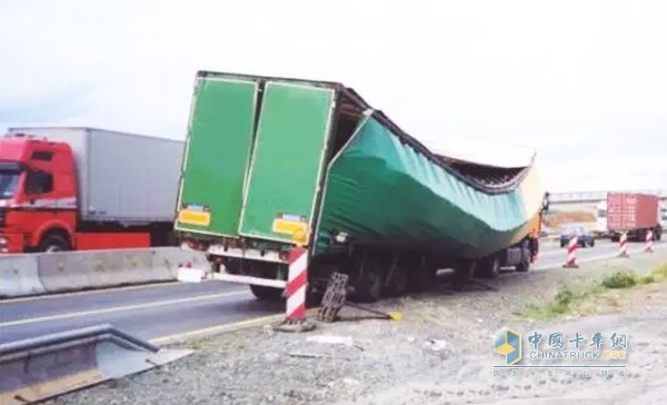 在公路上被撞坏的轻薄厢体