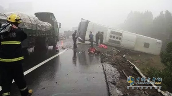 一般都是发生在大雾天气或者是团雾天气，雨天和雪天发生的事故相比较损失要小于雾天，多发生在夜间的雾天。