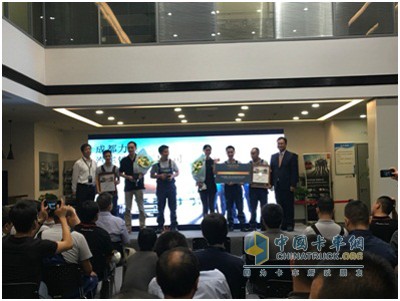 戴姆勒卡客车(中国)有限公司售后部总监朴正祐和售后市场和销售高级经理杨跃新为冠亚军团队颁奖