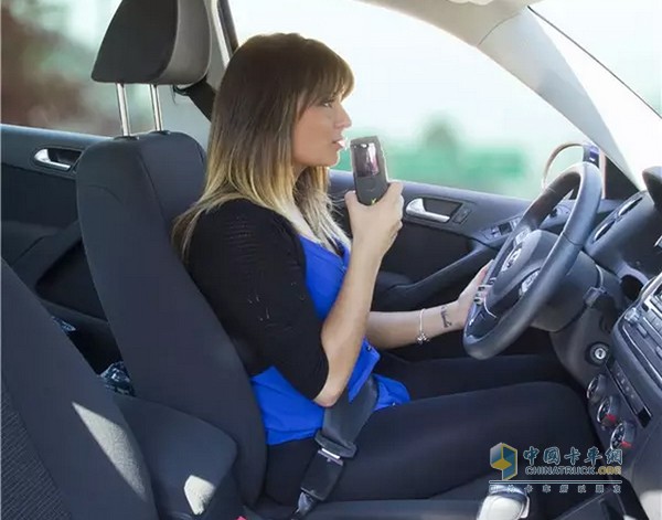 女性驾驶员单手也能进行酒精检测，操作十分方便