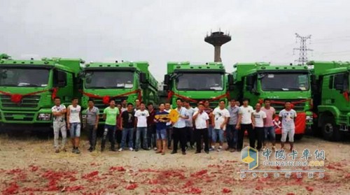 中集华骏又在上海区域市场喜迎32台新型渣土车交车仪式