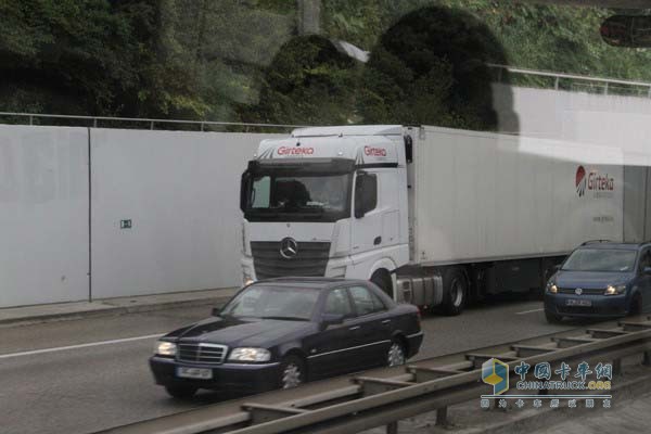 德国公路上随处可见的奔驰卡车、轿车