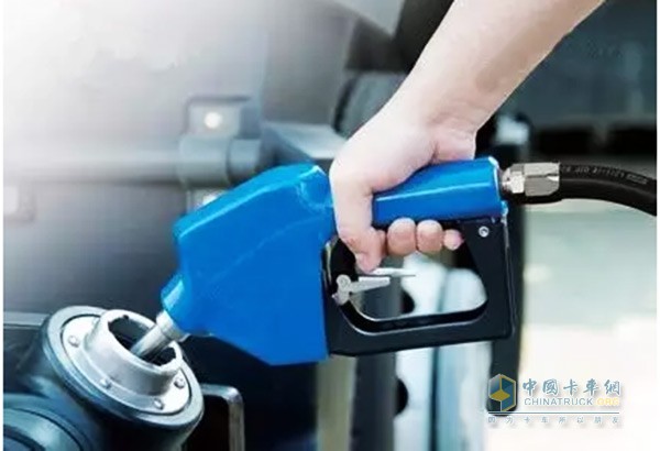 车用尿素溶液就是浓度稳定的尿素溶液(由32.5%高纯尿素和67.5%的去离子水组成)，用于还原汽车燃烧后尾气中的氮氧化合物。