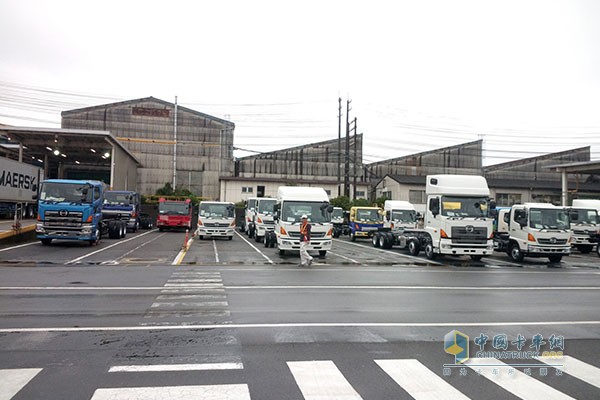 生产出的日野卡车