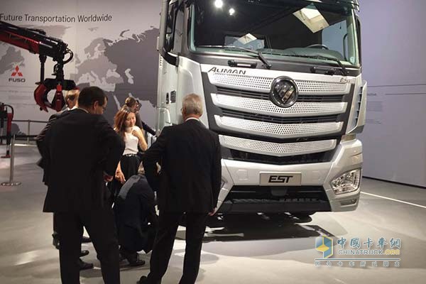 欧洲用户参观欧曼EST超级卡车
