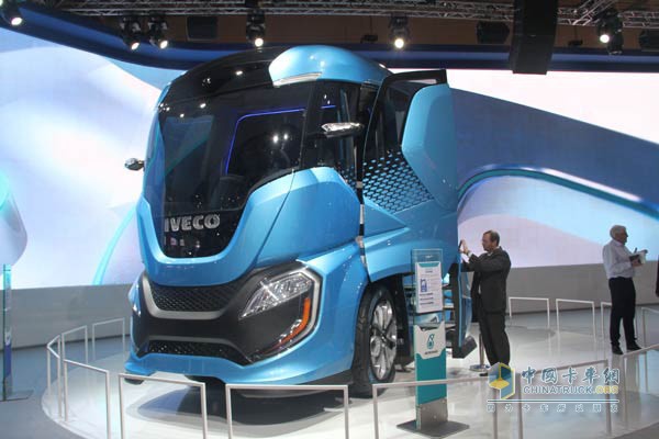 依维柯首发了一款概念型LNG牵引车，外观流线型设计，呈现出美的定义。