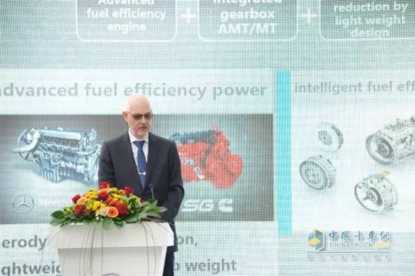 福田戴姆勒汽车研发副总裁Jens Hamester介绍欧曼EST超级卡车