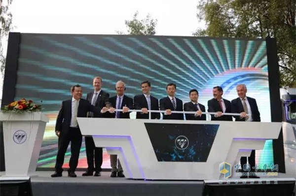 众领导启动欧曼EST超级卡车全球上市仪式