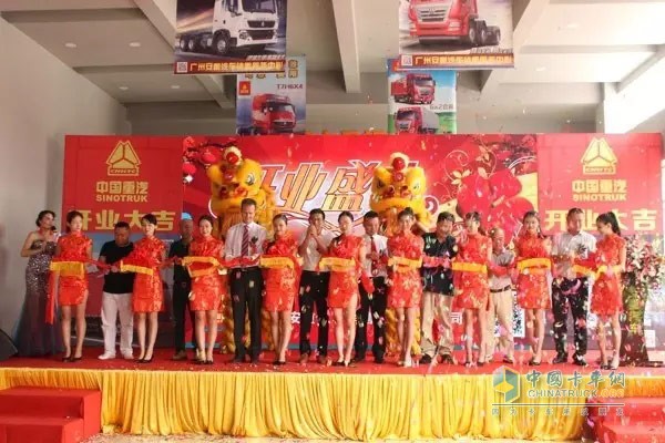 与会嘉宾为重汽全国最大4S店广州安重开业仪式剪彩
