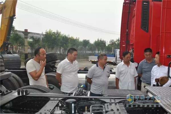 销售人员首先为前来参加活动用户进行360°绕车讲解