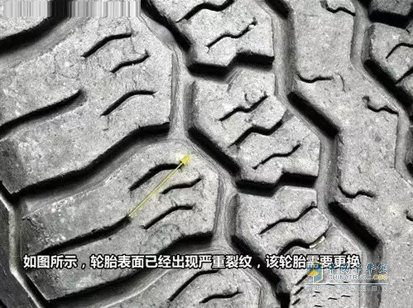 观察轮胎胎面以及胎壁上的纹路，如果普遍出现裂纹则表明轮胎已经老化严重。