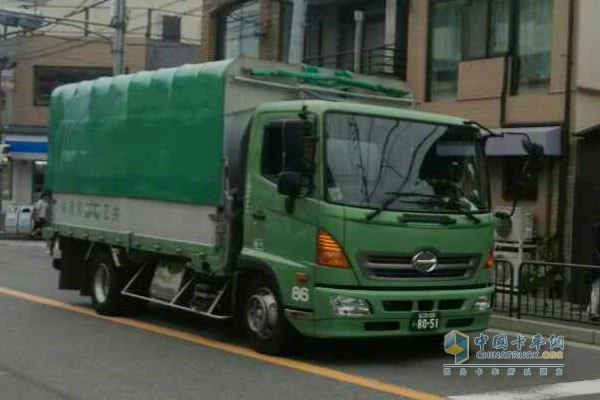 路上随处可见的日野卡车