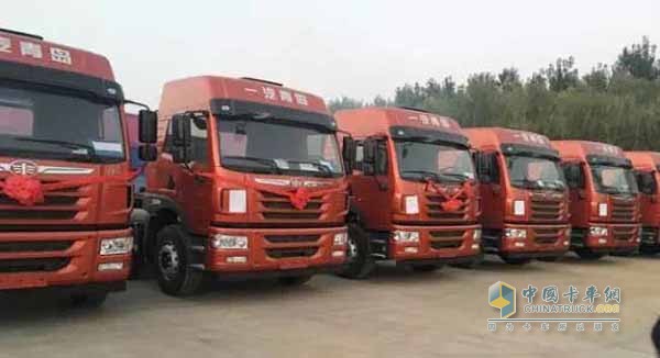 解放V卡6×4牵引车