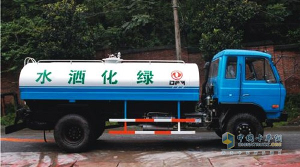 对于多功能洒水车来说，就是维持多功能绿化洒水车引擎生命的血液，机油能够润滑、冷却多功能绿化洒水车引擎的组件。
