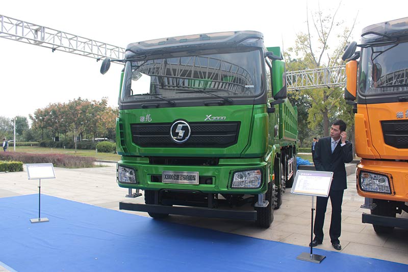 陕汽德龙 X3000 385马力 8×4 公路运输自卸车