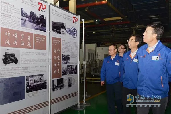 严鉴铂、陈兵、靳奖利等公司领导和携员工代表观看展览