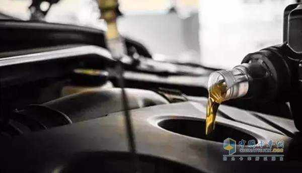 机油被称为发动机的“血液”，足见其重要性。通用机油夏冬可以通用;而普通机油就要分冬季用油和夏季用油，需及时更换。
