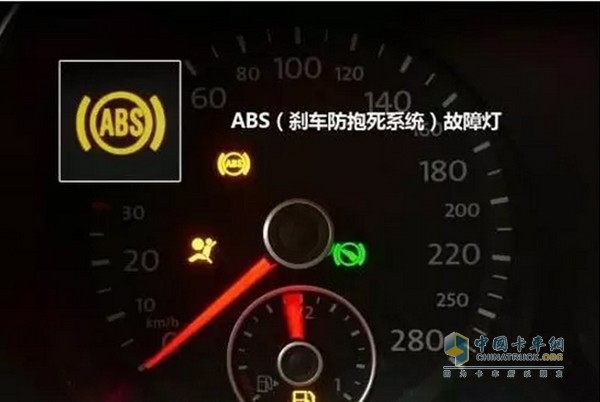 启动后会短暂亮起，那属于正常现象。如果行驶了一段时间，报警灯还亮着。那么就是ABS系统出现了问题。ABS关系着刹车系统，是我们行车的一道安全屏障。