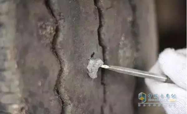 在一些路况较差的地方，轮胎会卡入或者刺入一些异物，而开车之前良好的检查习惯，可以让我们及时清理轮胎胎纹中的异物。因为受损的轮胎会让寿命与性能大大降低，严重时还会出现爆胎的危险情况。