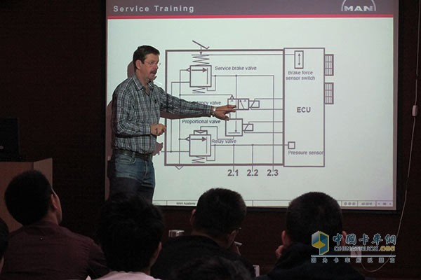 德国曼专家为汕德卡经销商做车辆保养培训