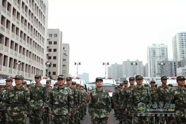 武警官兵们等待交车仪式