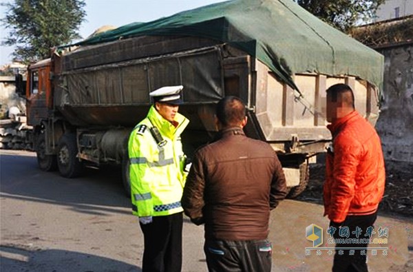 11月2日，烟台市交警二大队民警在辖区路段巡逻时，查处了两辆组队运输沙土的重型自卸货车，经过磅，该两辆车拉的沙土比核定载质量超了4倍还多，而且车内还配有报话机，至于用途不言自明。