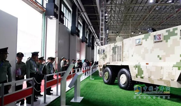 北奔铠甲8×8防护型运输车引起军方专业观众关注