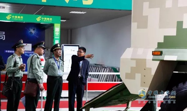 北奔重汽工作人员向军方观众介绍北奔铠甲8×8防护型运输车