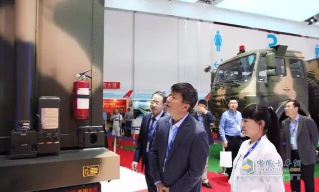 王世宏观看北奔重卡武器搭载平台车辆