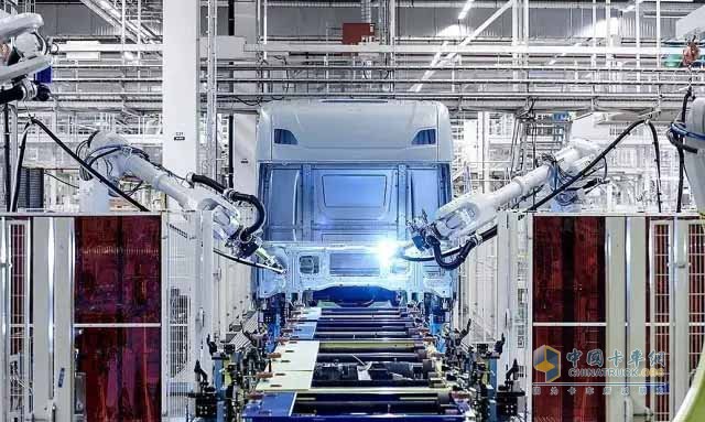在这283部全新的驾驶室制造机器人中，最重的为2.4吨，最小的约250公斤
