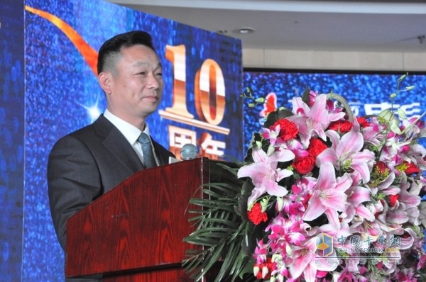 中国重汽集团济南商用车总经理张帆介绍汕德卡品牌