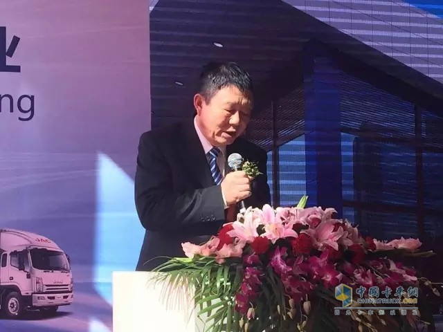 开业仪式开始，苏州宏杰董事长陆立铨发表欢迎致辞