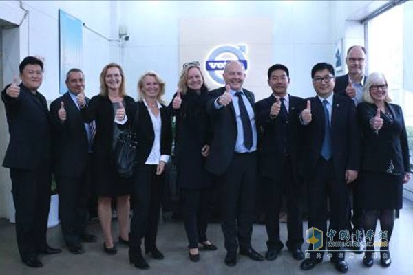 沃尔沃卡车全球总裁Claes Nilsson与北京沃卡团队合影
