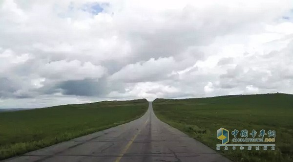 笔直的高速公路