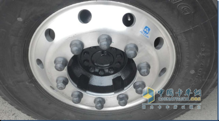 前轮采用断面宽315mm轮胎，方向更稳