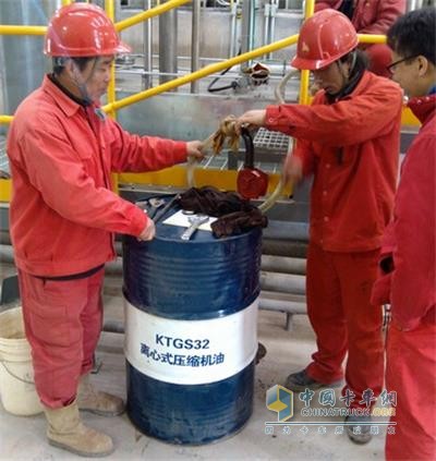 中国石油滑润油公司技术和服务人员在西气东输二线高陵压气站现场开展精细优质服务