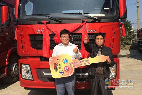 江苏鑫锋汽车销售服务有限公司销售经理王永冠(左)和用户