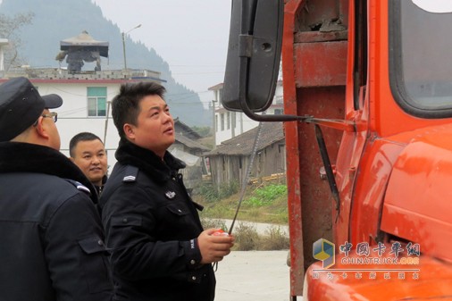 韶山市专项整治超载“马槽车”