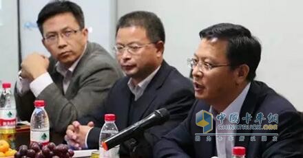福临集团董事长刘自金，向代表团介绍了该公司的发展历程和战略规划