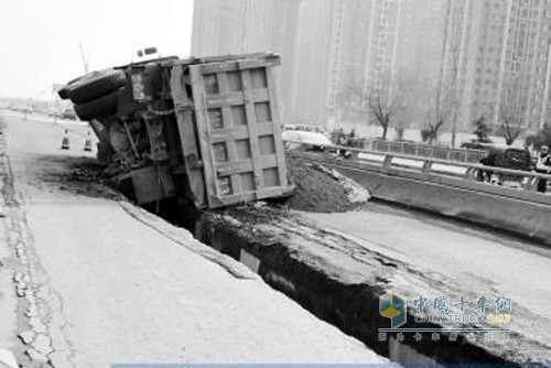 郑州老桥出现20米长裂缝 货车超载桥板被压断