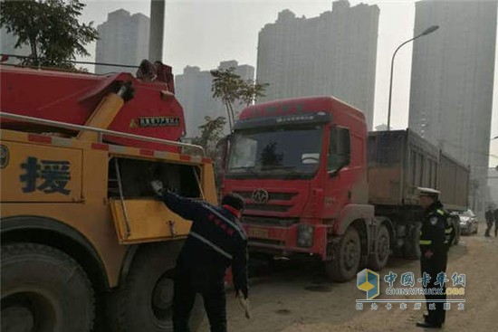超载巨无霸被截停驾驶员弃车而去