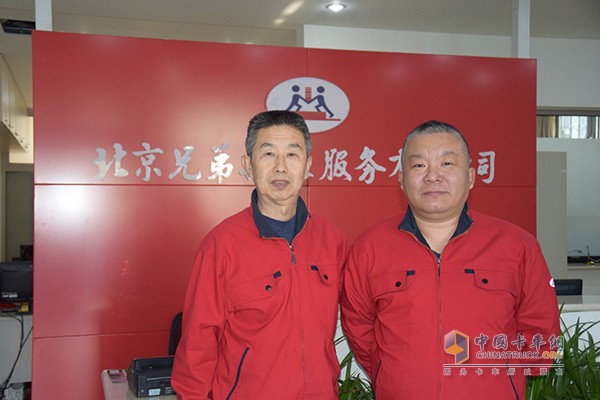 兄弟搬家董事长吴世民(左)和总经理助理肖波(右)
