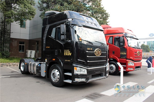 解放新J6 460马力AMT 4X2牵引车(左)与解放新J6 500马力6X4牵引车(右)带队