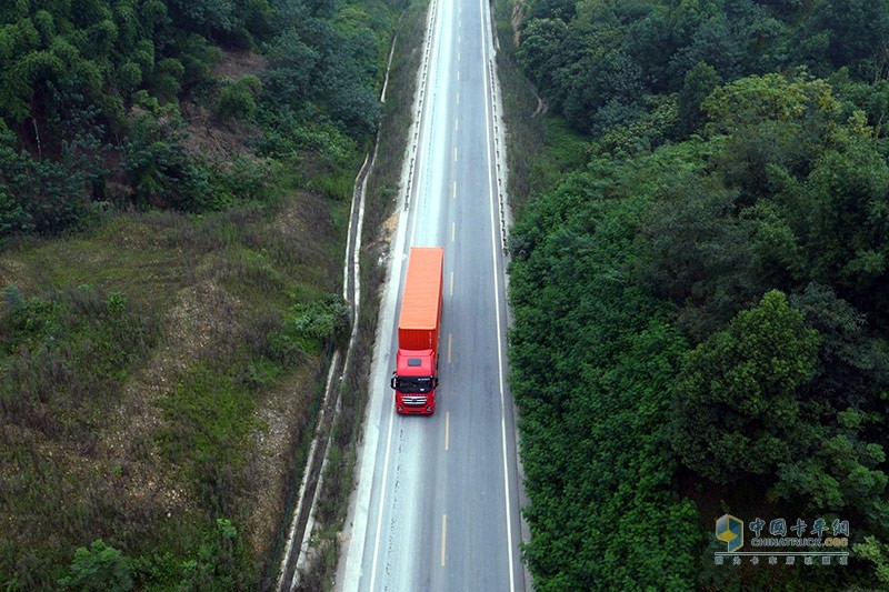 上汽依维柯红岩杰狮C500 450马力 6x4 牵引车